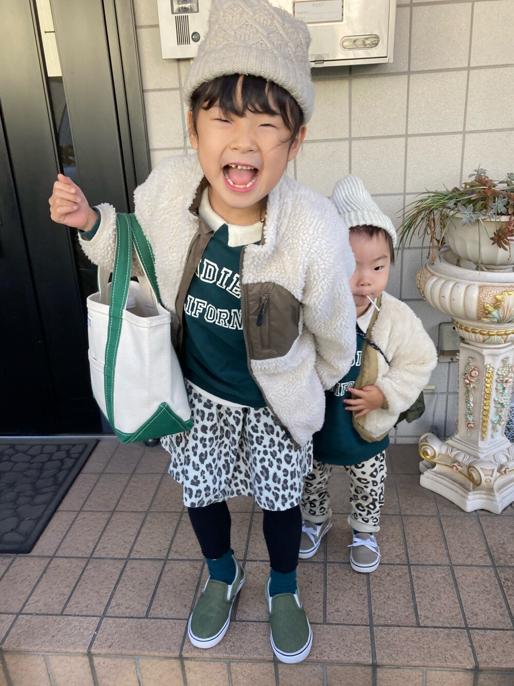 ホワイト系のニット/セーター、グリーン系のスウェット、ベージュ系のブルゾンを着用したキッズの冬コーディネートの2枚目の写真