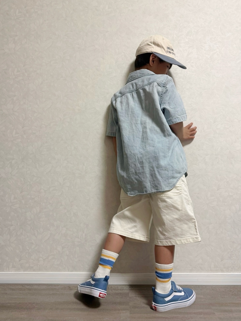 ホワイト系のタンクトップ、ホワイト系のデニムパンツ、ブルー系のスニーカーを着用したキッズの夏コーディネートの3枚目の写真