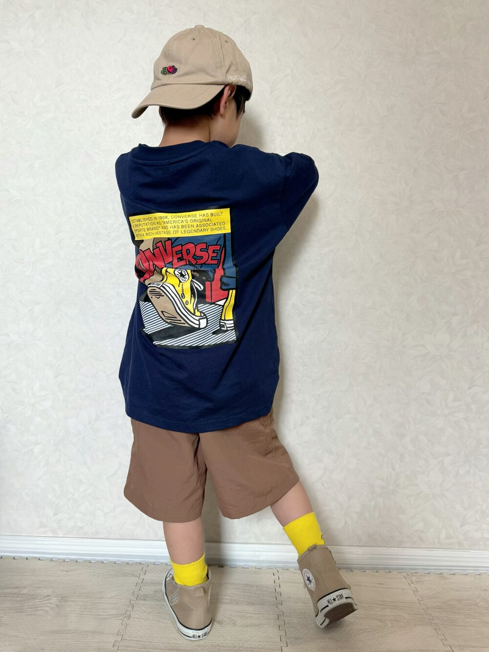 ベージュ系のベスト、ベージュ系のスニーカー、ブルー系のTシャツ/カットソーを着用したキッズの春コーディネートの2枚目の写真