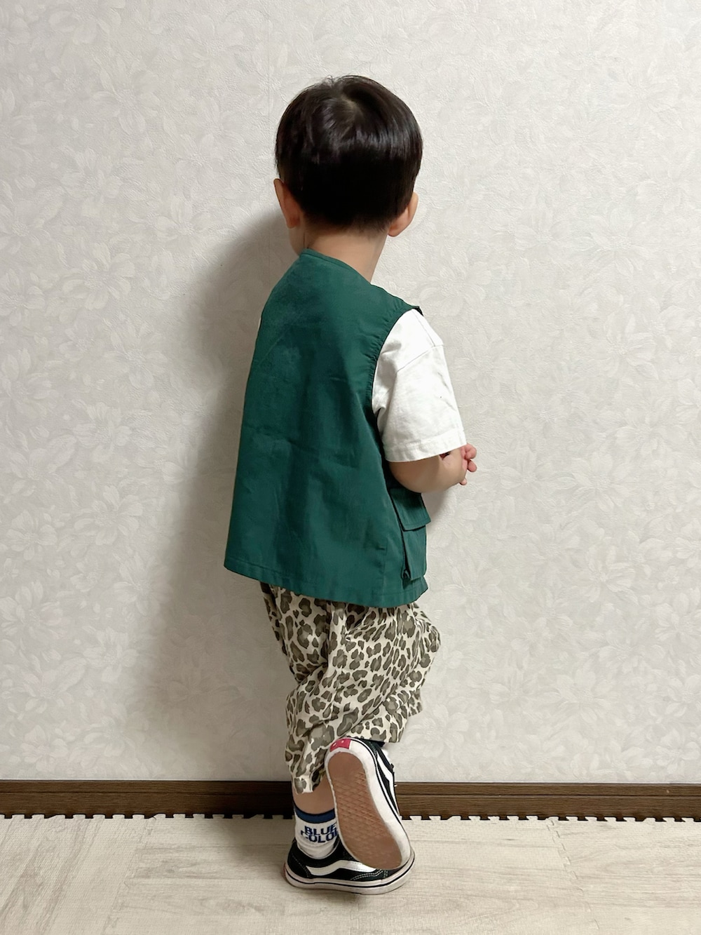 ホワイト系のTシャツ/カットソー、グリーン系のベスト、ベージュ系のその他パンツを着用したキッズの夏コーディネートの5枚目の写真