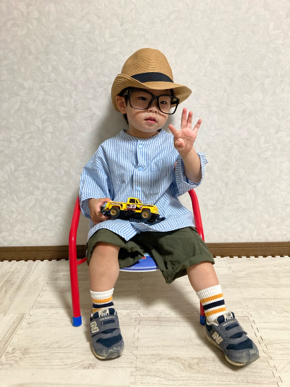 その他のシャツ/ブラウス、グリーン系のカーゴパンツ、ブルー系のスニーカーを着用したキッズの夏コーディネートの2枚目の写真