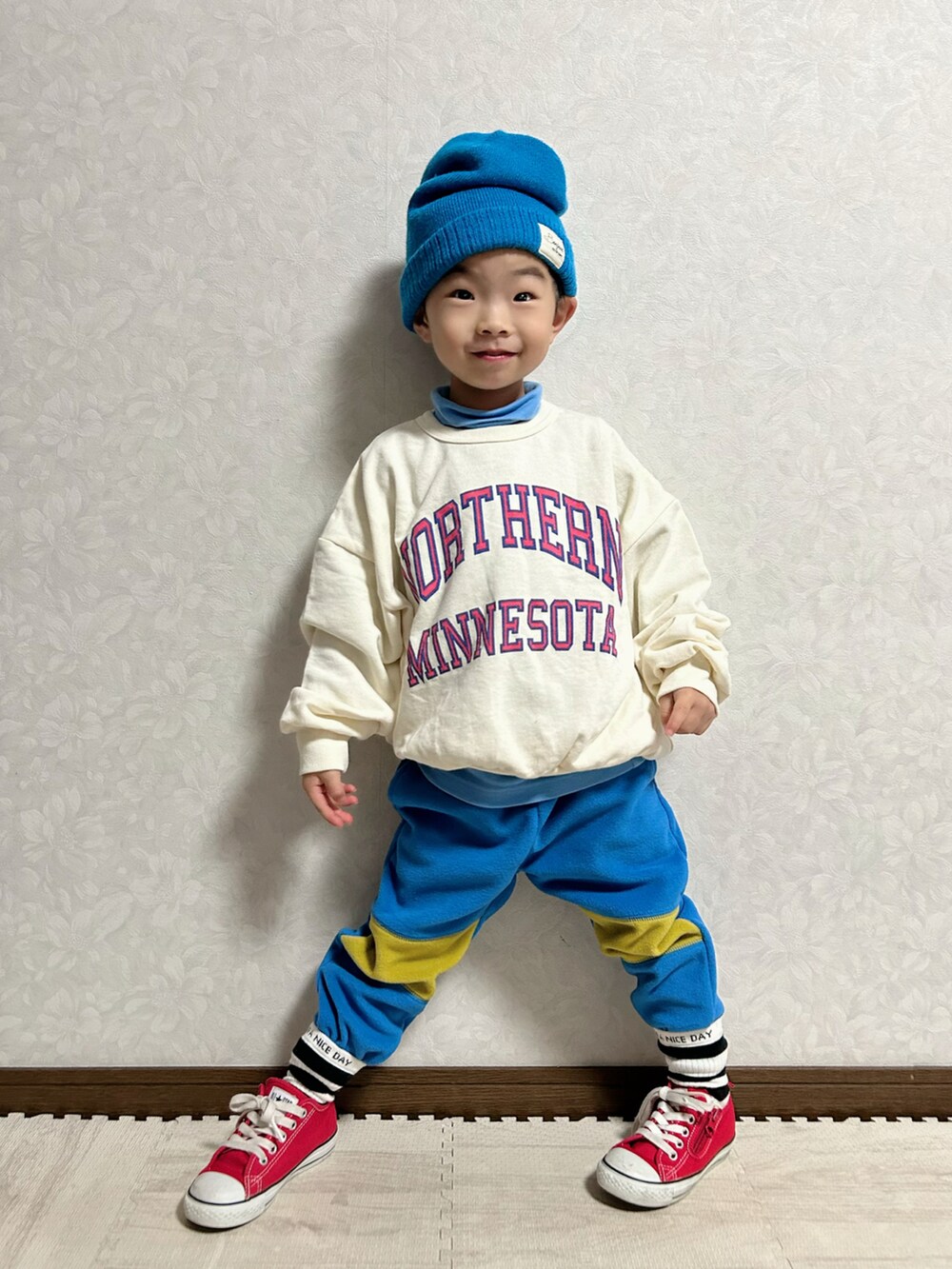 ホワイト系のスウェット、ブルー系のTシャツ/カットソー、イエロー系のダッフルコートを着用したキッズの冬コーディネートの3枚目の写真