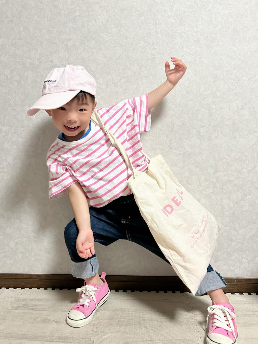 ブラック系のタンクトップ、ピンク系のTシャツ/カットソー、ブルー系のデニムパンツを着用したキッズの夏コーディネートの4枚目の写真