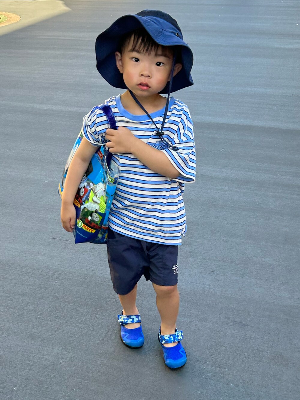 ブルー系のTシャツ/カットソー、ブルー系のその他パンツ、ブルー系のスニーカーを着用したキッズの夏コーディネートの2枚目の写真