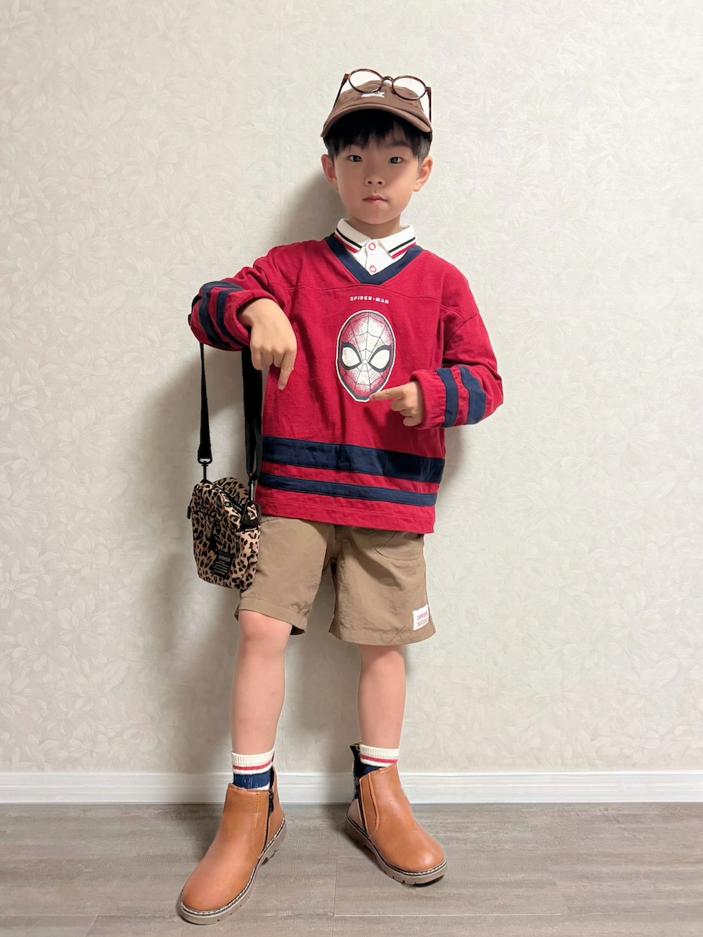 レッド系のTシャツ/カットソー、ホワイト系のポロシャツ、ブラウン系のブーツを着用したキッズの夏コーディネートの2枚目の写真