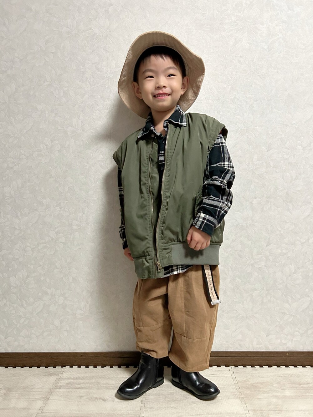 ブラック系のシャツ/ブラウス、グリーン系のMA-1、ブラウン系のチノパンツを着用したキッズの秋コーディネートの4枚目の写真