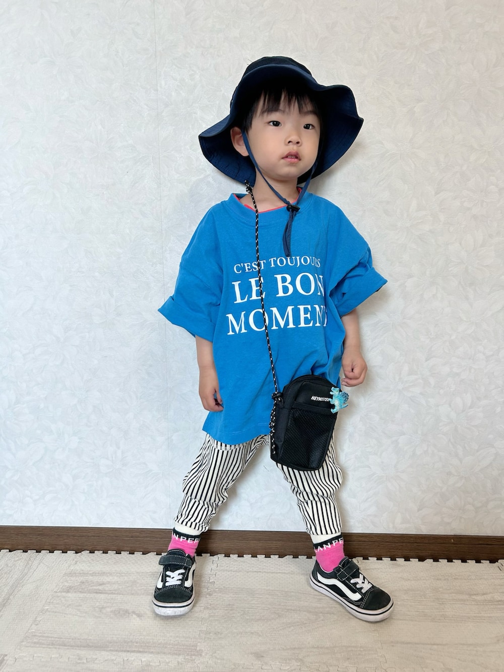 ブルー系のTシャツ/カットソー、ブラック系のショルダーバッグ、ブルー系のその他パンツを着用したキッズの春コーディネートの5枚目の写真