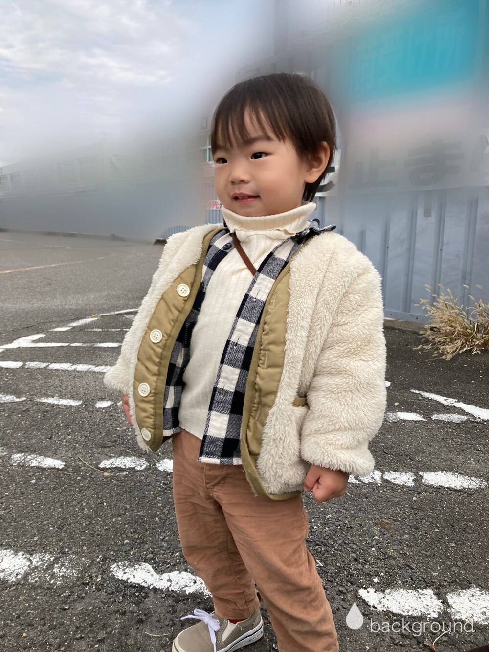 ホワイト系のニット/セーター、ホワイト系のシャツ/ブラウス、ベージュ系のノーカラージャケットを着用したキッズの冬コーディネートの4枚目の写真