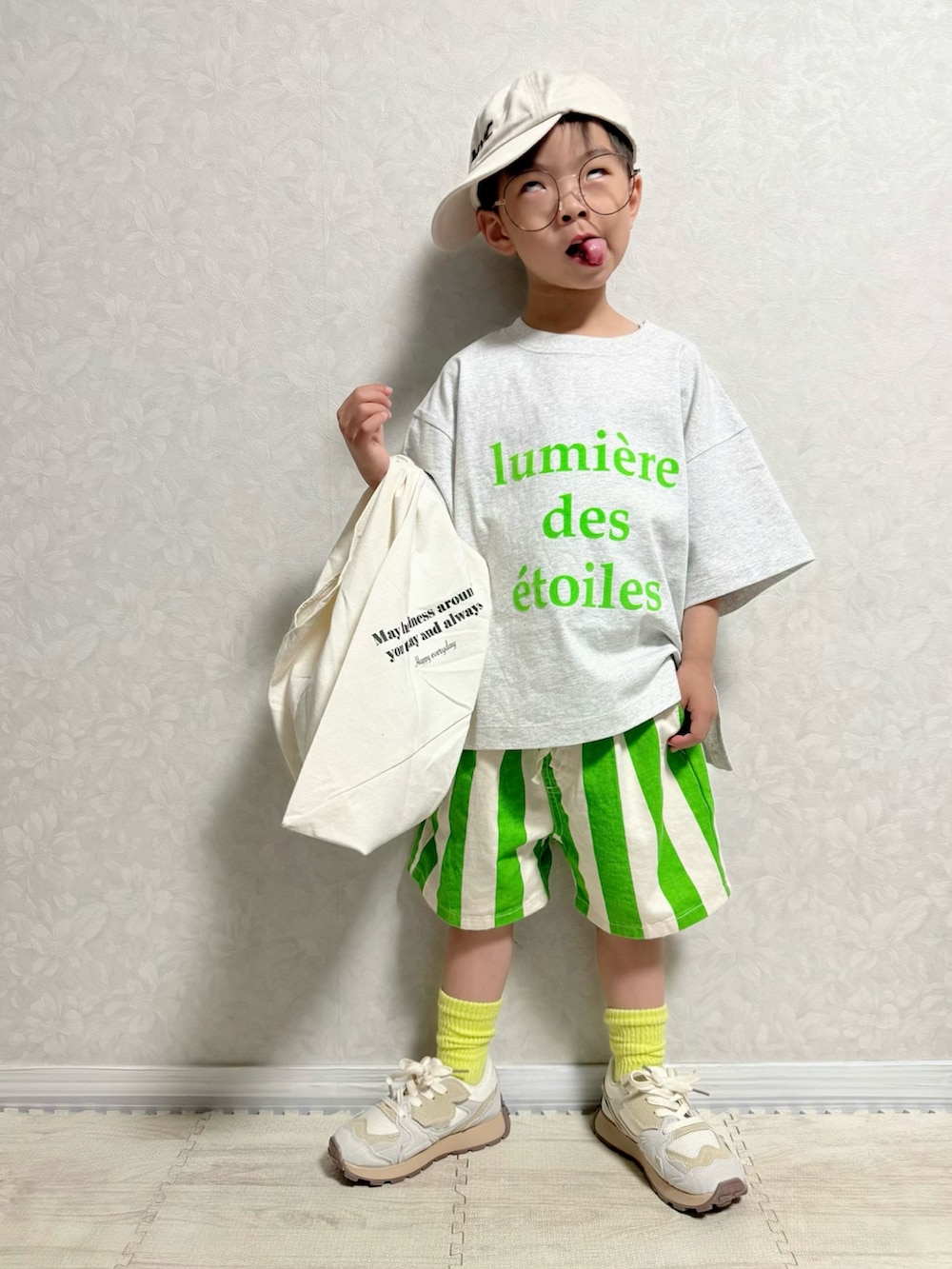 「めがね、ハーフパンツ、Tシャツ、LOWRYS FARM、キャップ、プチプラ、休日スタイル、きれいめカジュアル、トートバッグ、スニーカー、お出かけコーデ、春夏コーデ、夏コーデ、やっぱり帽子が好き、ストリート」｜「西松屋のアイテム（キャップ、ホワイト系）」を使った、lenlen23さん（キッズ・110cm）の春コーディネートの2枚目の写真