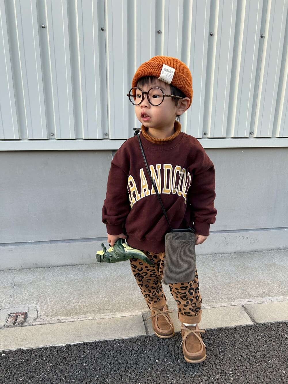 イエロー系のニット/セーター、ブラウン系のスウェット、ブラウン系のスウェットパンツを着用したキッズの冬コーディネートの2枚目の写真