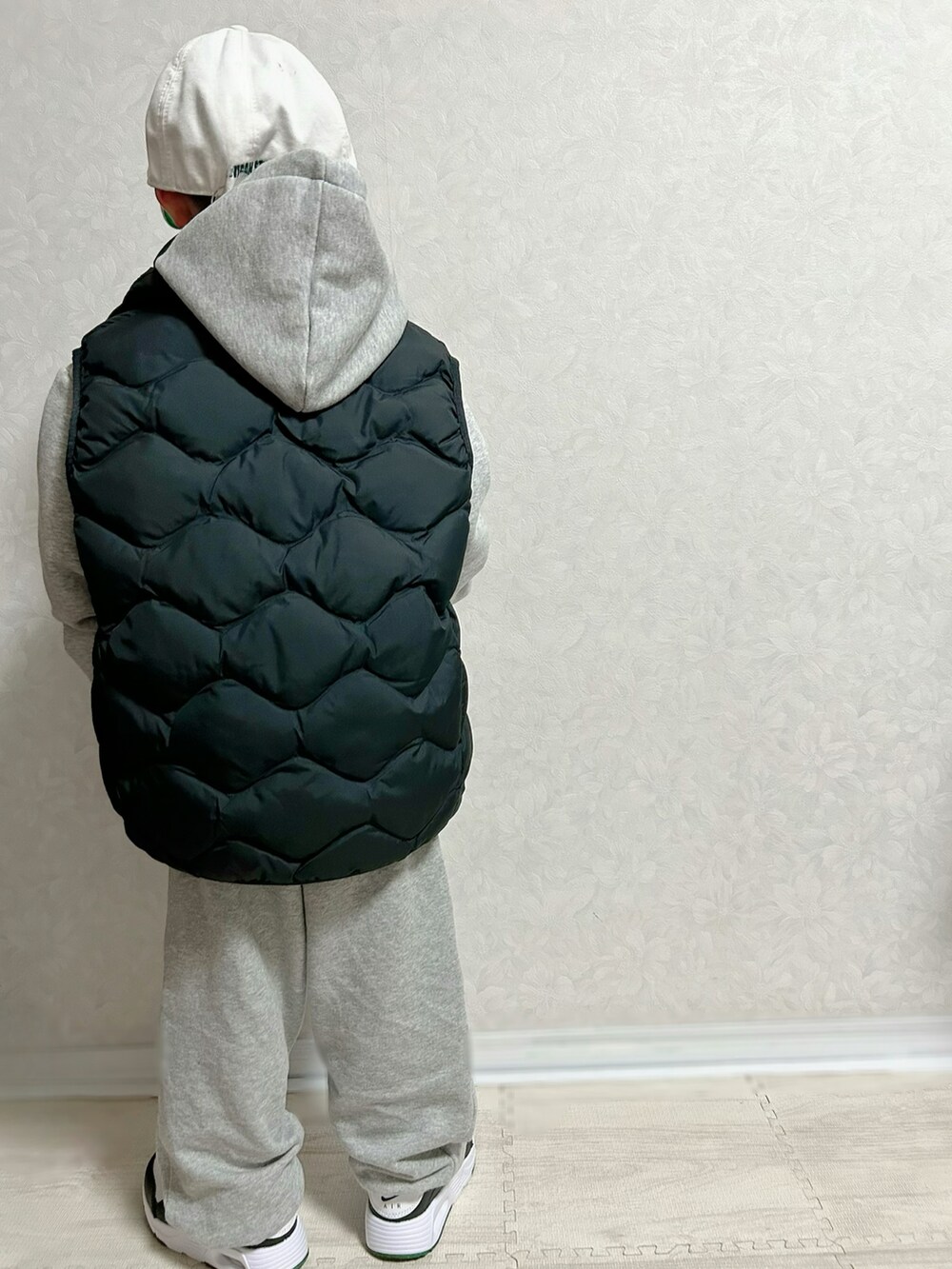 「お誕生日おめでとう！、冬コーデ、ストリート、キャップ、セットアップ、レイヤードスタイル、モノトーン、ダウンベスト、ダウンジャケット、パーカー、スウェット、スウェットパンツ、スニーカー、古着MIX、お出かけコーデ」｜「'47の先月BOOK・OFFにて新品値札付き 1,600円。Sロゴ、白緑のバイカラーキャップ🧢探していたので迷わず購入💝（キャップ、ホワイト系）」を使った、lenlen23さん（キッズ・100cm）の冬コーディネートの5枚目の写真