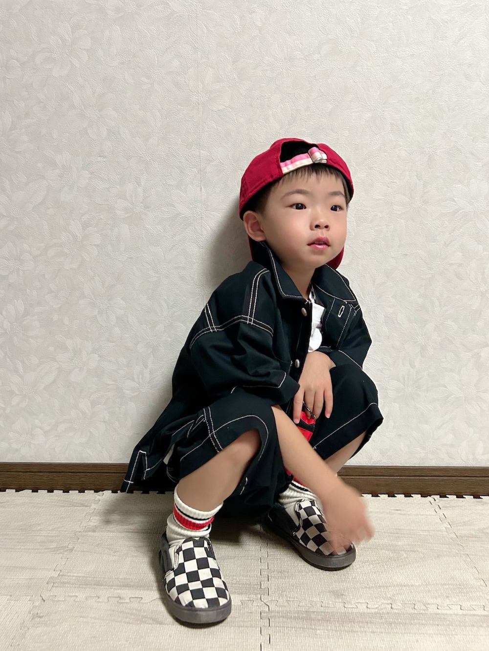 ブラック系のシャツ/ブラウス、ブラック系のパンツ、その他のスリッポンを着用したキッズの夏コーディネートの5枚目の写真