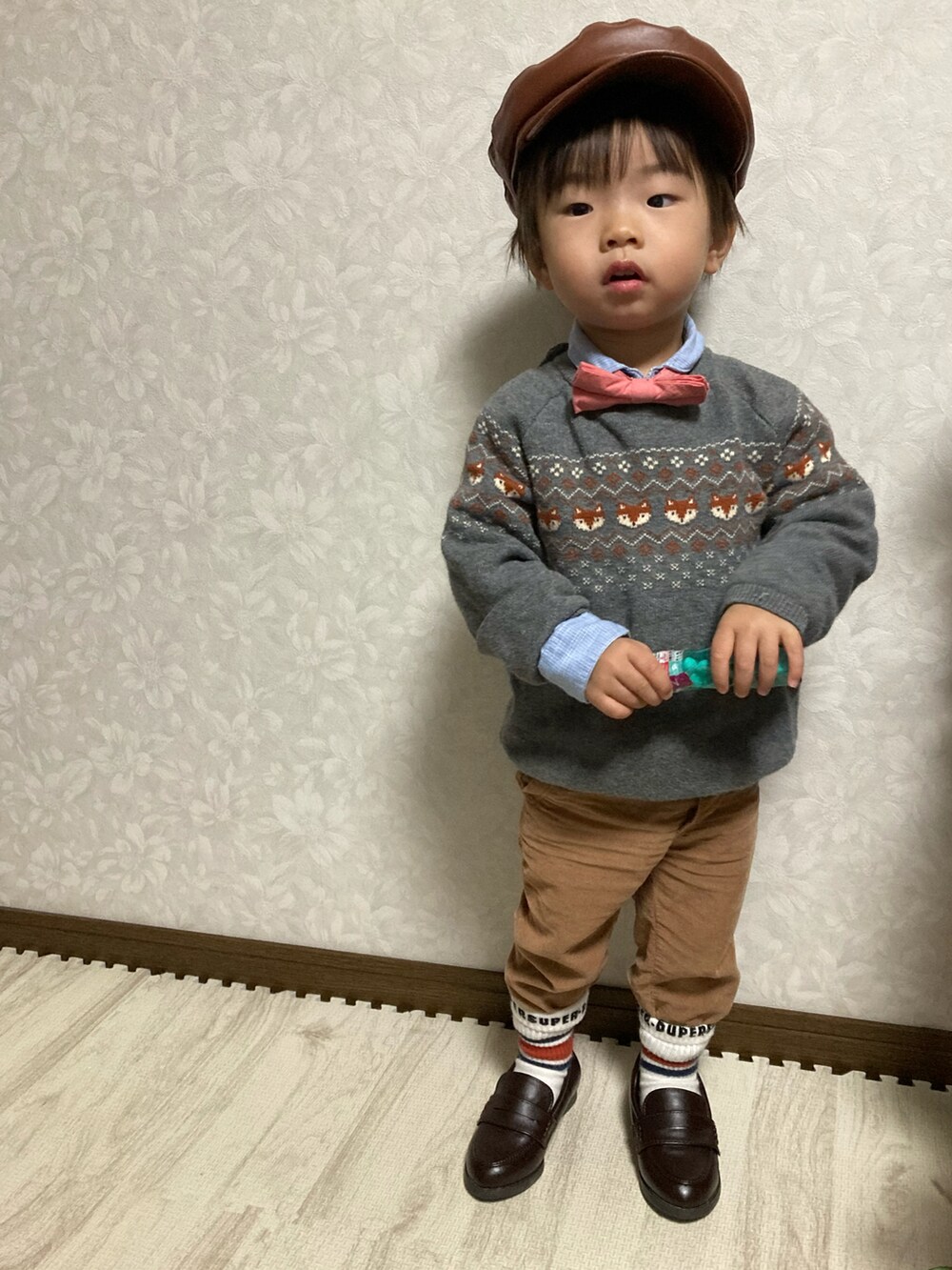 「ノルディック柄、ニット、キャスケット、ローファー、コーデュロイパンツ、蝶ネクタイ、シャツスタイル、レイヤードスタイル、きれいめカジュアル、クリスマスに着たい服、STOP 誹謗中傷、WEARは皆の拠り所、ネクタイコーデフェス告知、ネクタイコーデフェス、マイベストコーデ2021」｜「西松屋のアイテム（ハンチング/ベレー帽、ブラウン系）」を使った、lenlen23さん（キッズ・80cm）の冬コーディネートの3枚目の写真