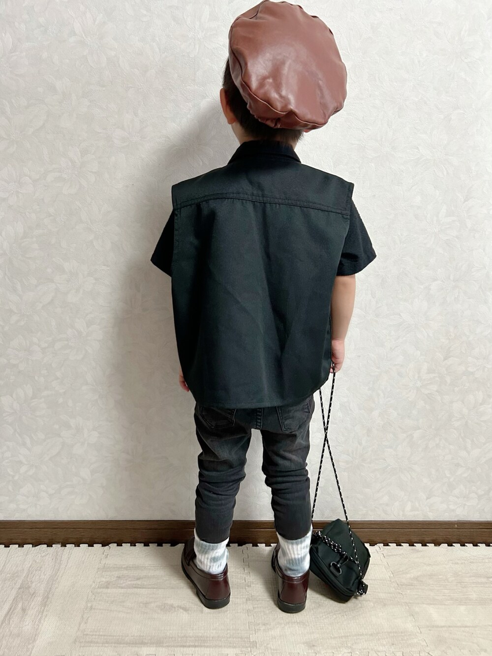 ブラック系のシャツ/ブラウス、ブラック系のベスト、ブラック系のデニムパンツを着用したキッズの秋コーディネートの5枚目の写真