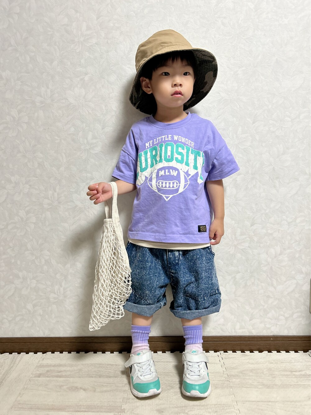 パープル系のTシャツ/カットソー、ベージュ系のタンクトップ、ブルー系のデニムパンツを着用したキッズの夏コーディネートの5枚目の写真