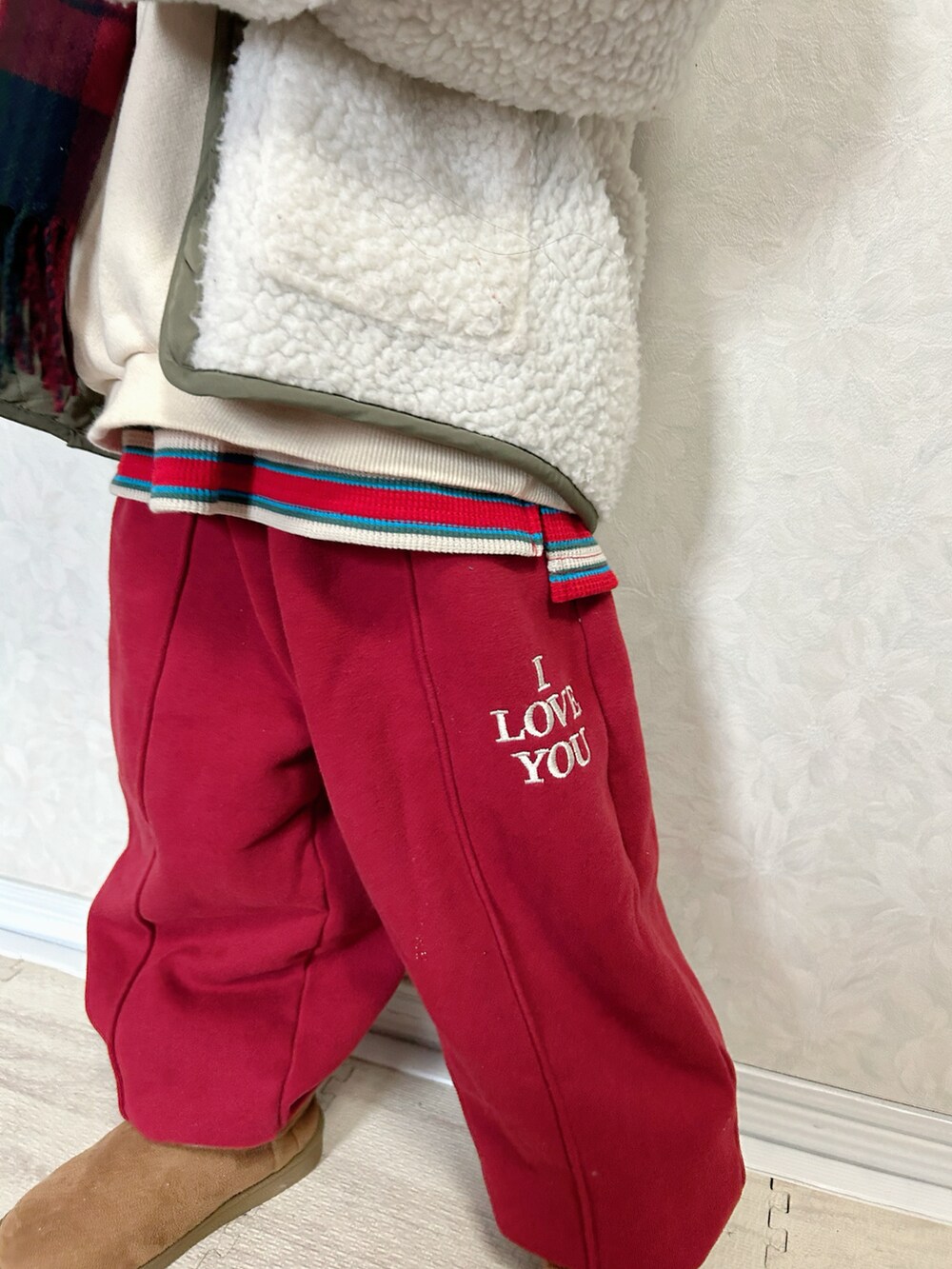 「冬コーデ、クリスマスに着たい服、マフラーぐるぐる、赤、マイベストコーデ2024、冬アウター、キルティング、古着MIX、ムートンブーツ、セットアップ、スウェット、ブーツ、ワイドパンツ、ニット帽、韓国子供服」｜「LOWRYS FARMのニットイヤーＣＡＰ　147616（ニットキャップ/ビーニー、ホワイト系）」を使った、lenlen23さん（キッズ・100cm）の冬コーディネートの4枚目の写真