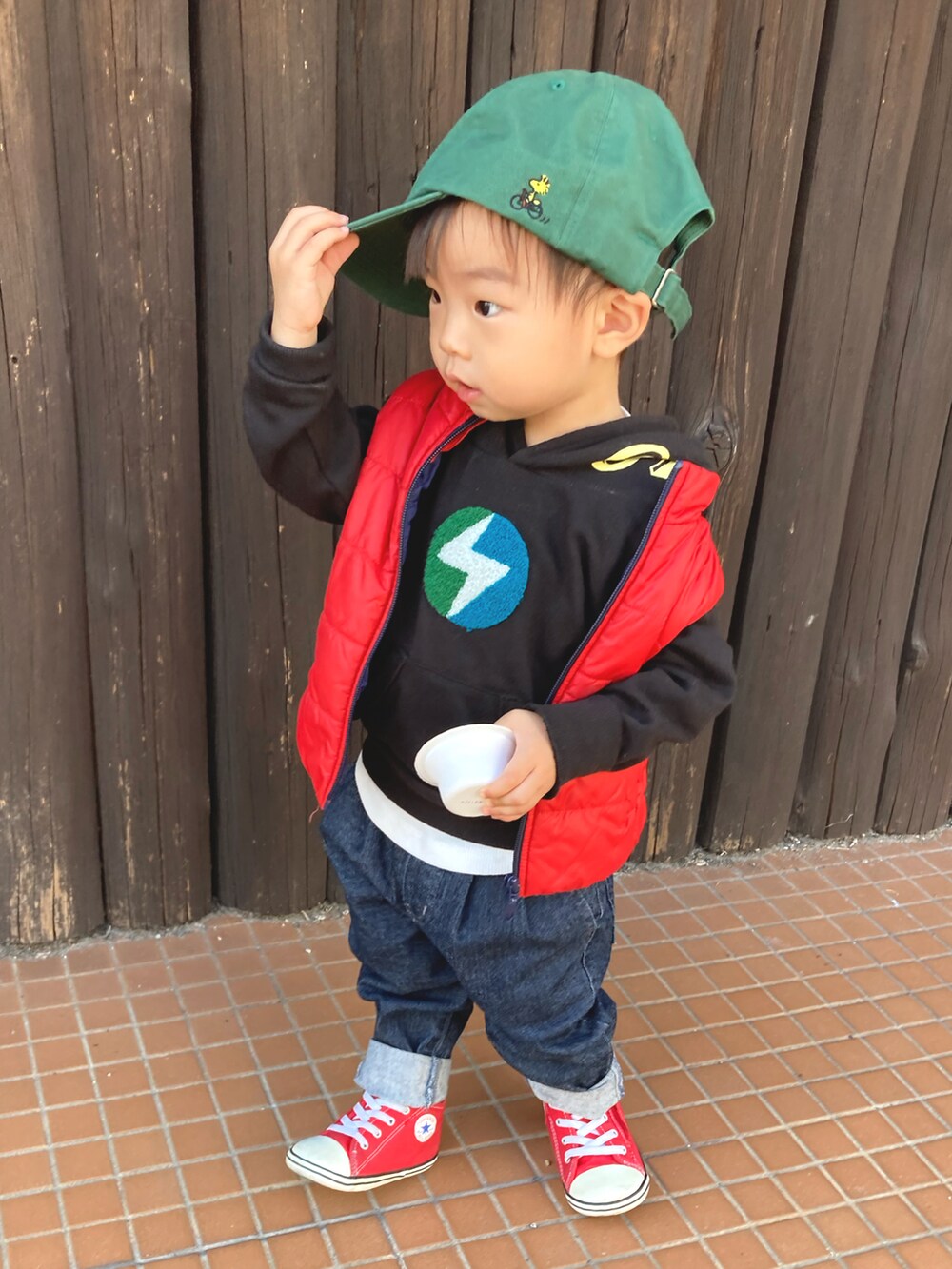 「コンバース、ダウンベスト、キャップ、パーカー、UNIQLO、秋のコーデ、レイヤードスタイル、休日スタイル、キッズコーデ、パーカーコーデ、markey's、マーキーズ、赤コンバース、福袋コーデ、Mr.パーカーJr.」|「UNIQLOのキッズ ピーナッツ2021 秋冬 キャップ 1,500円(キャップ、グリーン系)」を使った、lenlen23さん(キッズ・80cm)の秋コーディネートの2枚目の写真