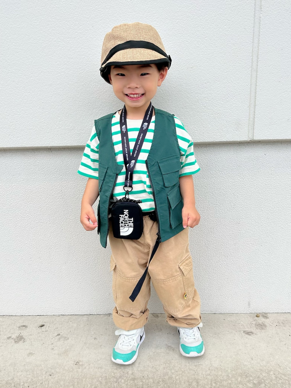 グリーン系のTシャツ/カットソー、グリーン系のベスト、ベージュ系のカーゴパンツを着用したキッズの夏コーディネートの2枚目の写真