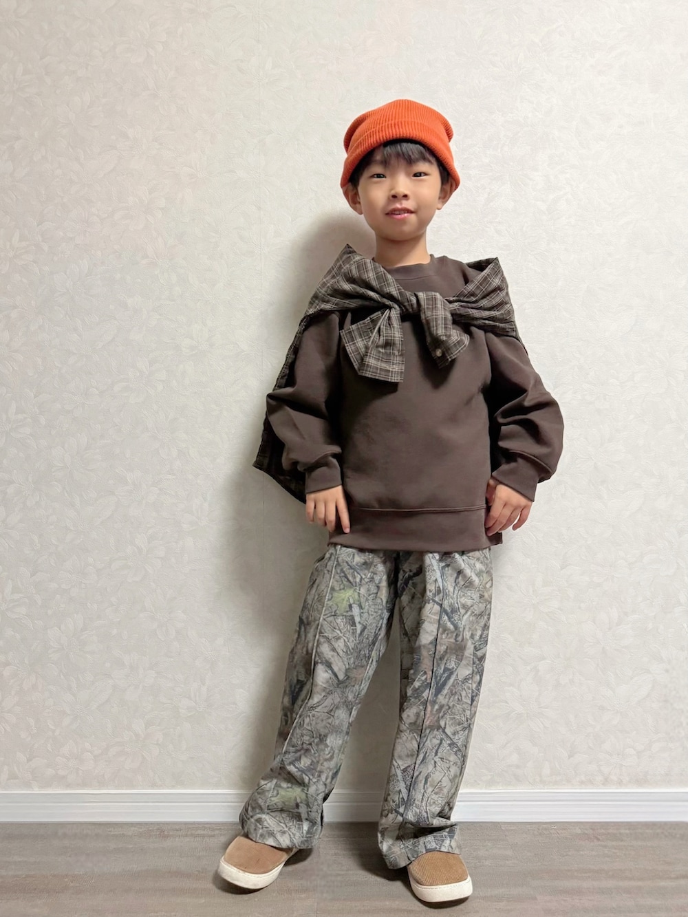 ブラウン系のシャツ/ブラウス、ベージュ系のその他パンツ、ブラウン系のスリッポンを着用したキッズの秋コーディネートの2枚目の写真
