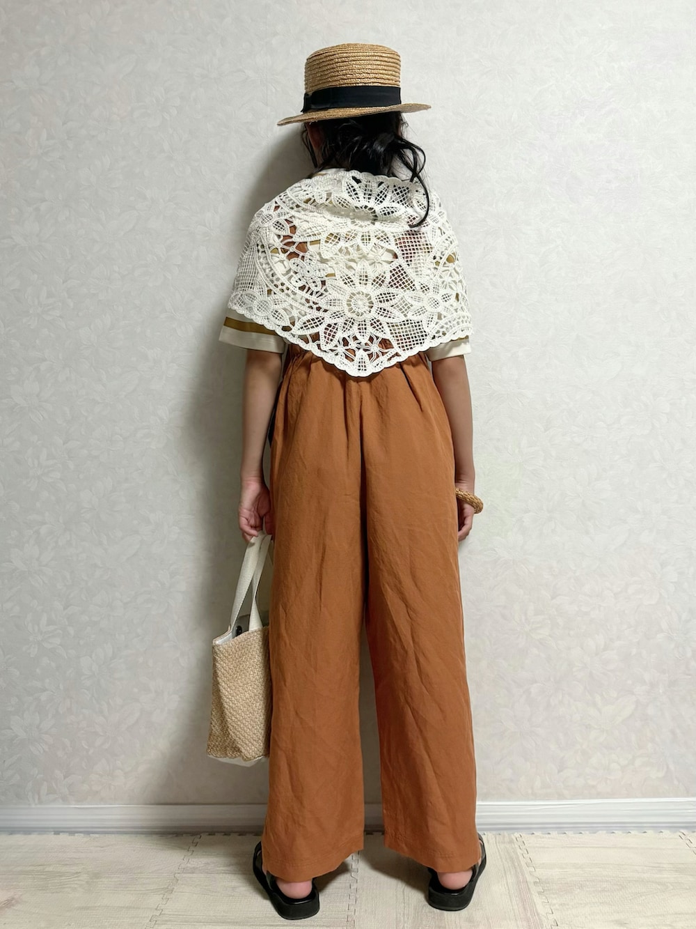 ブラック系のサンダル、ブラウン系のサロペット/オーバーオール、ホワイト系のトートバッグを着用したキッズの夏コーディネートの3枚目の写真