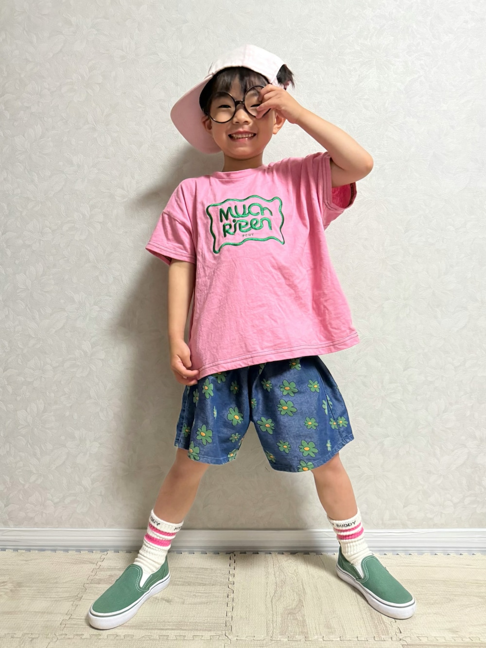 「夏コーデ、ストリート、カジュアルコーデ、キャップ、サングラス、デニム、ハーフパンツ、ショートパンツ、スリッポン、スニーカー、シンプルコーデ、花柄、ショルダーバッグ、ピンク、プチプラ」｜「LOWRYS FARMの刺繍ロゴＣＡＰ　264887（キャップ、ピンク系）」を使った、lenlen23さん（キッズ・110cm）の夏コーディネートの4枚目の写真