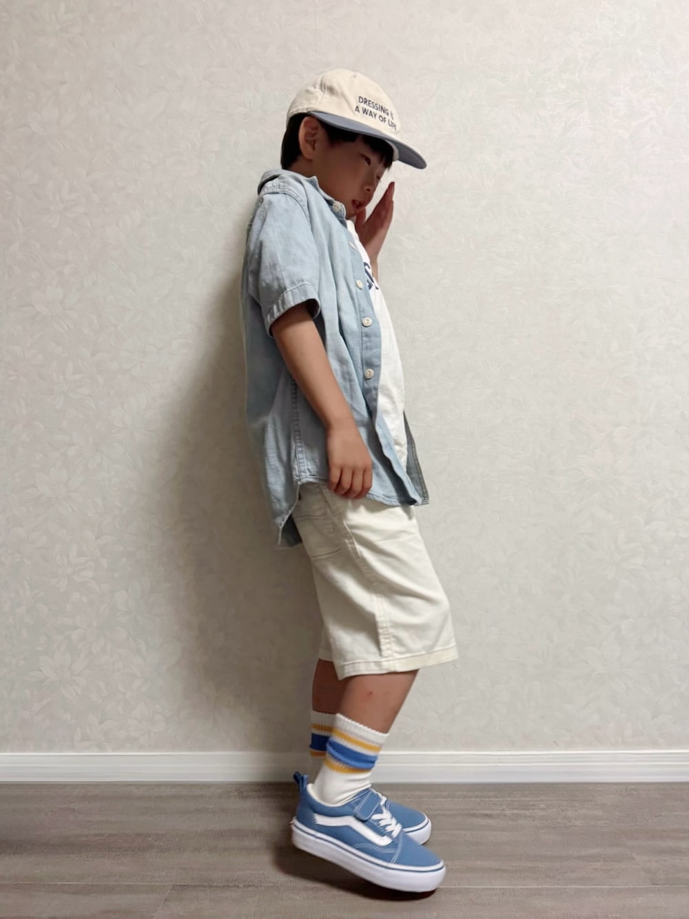ホワイト系のタンクトップ、ホワイト系のデニムパンツ、ブルー系のスニーカーを着用したキッズの夏コーディネートの2枚目の写真