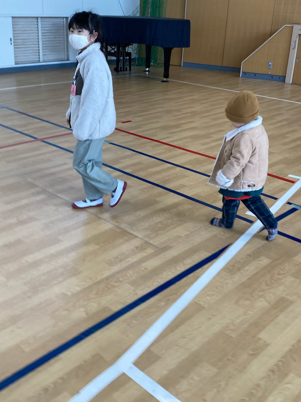 レッド系のTシャツ/カットソー、ホワイト系のTシャツ/カットソー、ベージュ系のジャケット/アウターを着用したキッズの冬コーディネートの3枚目の写真