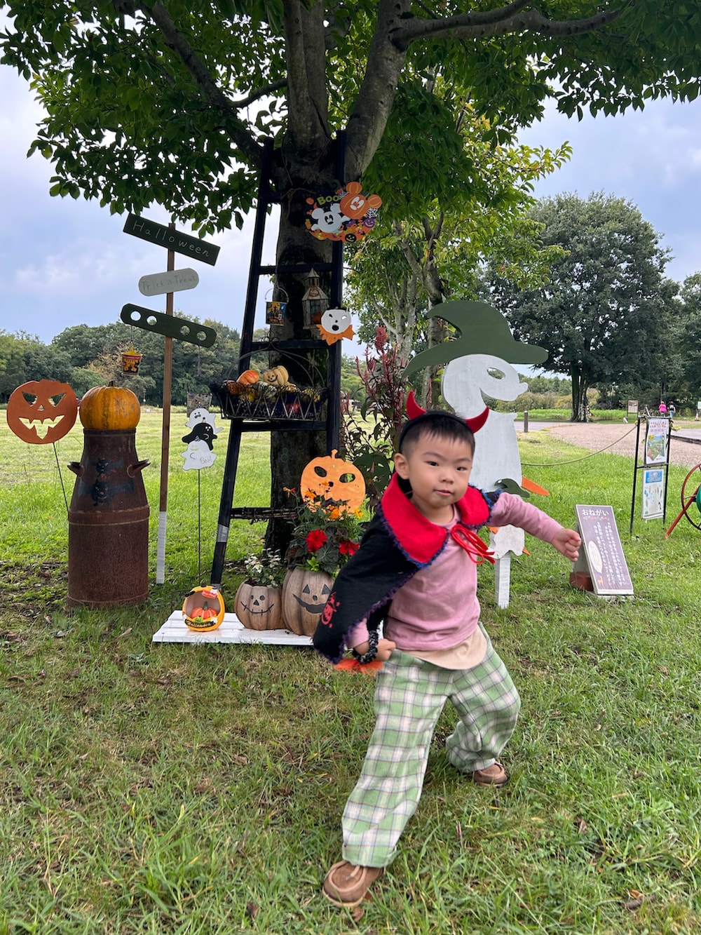 「ハロウィン、ハロウィンコーデ、halloween、姉弟、秋コーデ、チェック、チェッカーず2023、靴下オタク、ロンT、カジュアルコーデ、ブーツ、休日スタイル、スニーカー、お出かけコーデ、シンプルコーデ」|「pinaの購入品 BIEN JOIE/ Checked pants Msize(100) 1,980円 ig:@pina_2023_closet(スラックス、グリーン系)」を使った、lenlen23さん(キッズ・100cm)の秋コーディネートの5枚目の写真
