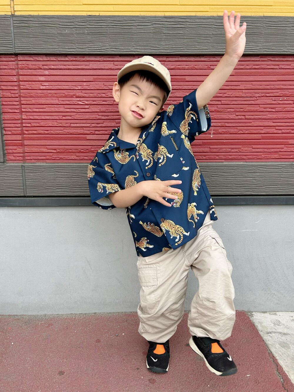 ブルー系のシャツ/ブラウス、ベージュ系のカーゴパンツ、ブラック系のスニーカーを着用したキッズの春コーディネートの3枚目の写真