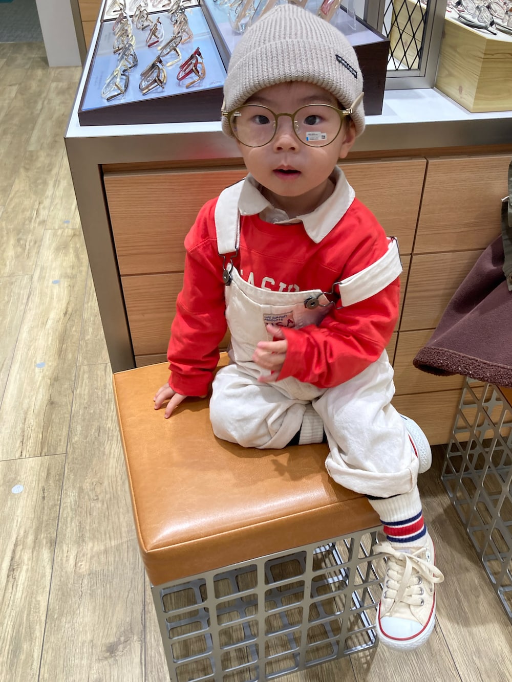 ホワイト系のシャツ/ブラウス、レッド系のTシャツ/カットソー、グリーン系のミリタリージャケットを着用したキッズの冬コーディネートの3枚目の写真