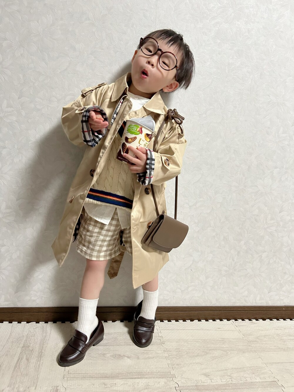 ホワイト系のシャツ/ブラウス、ホワイト系のベスト、ベージュ系のトレンチコートを着用したキッズの春コーディネートの4枚目の写真