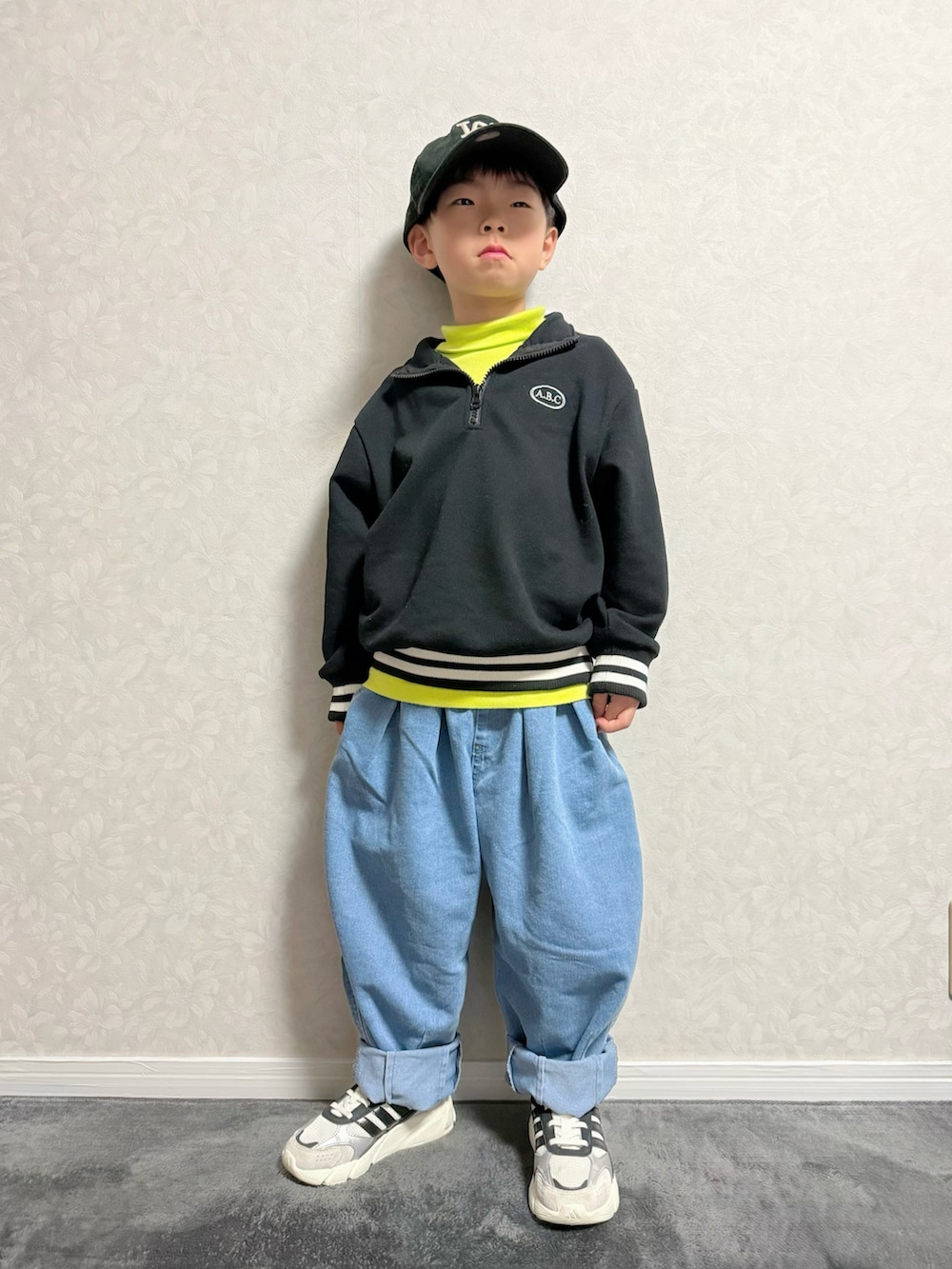 ブラック系のセットアップ、その他のショルダーバッグ、ブルー系のその他パンツを着用したキッズの冬コーディネートの3枚目の写真