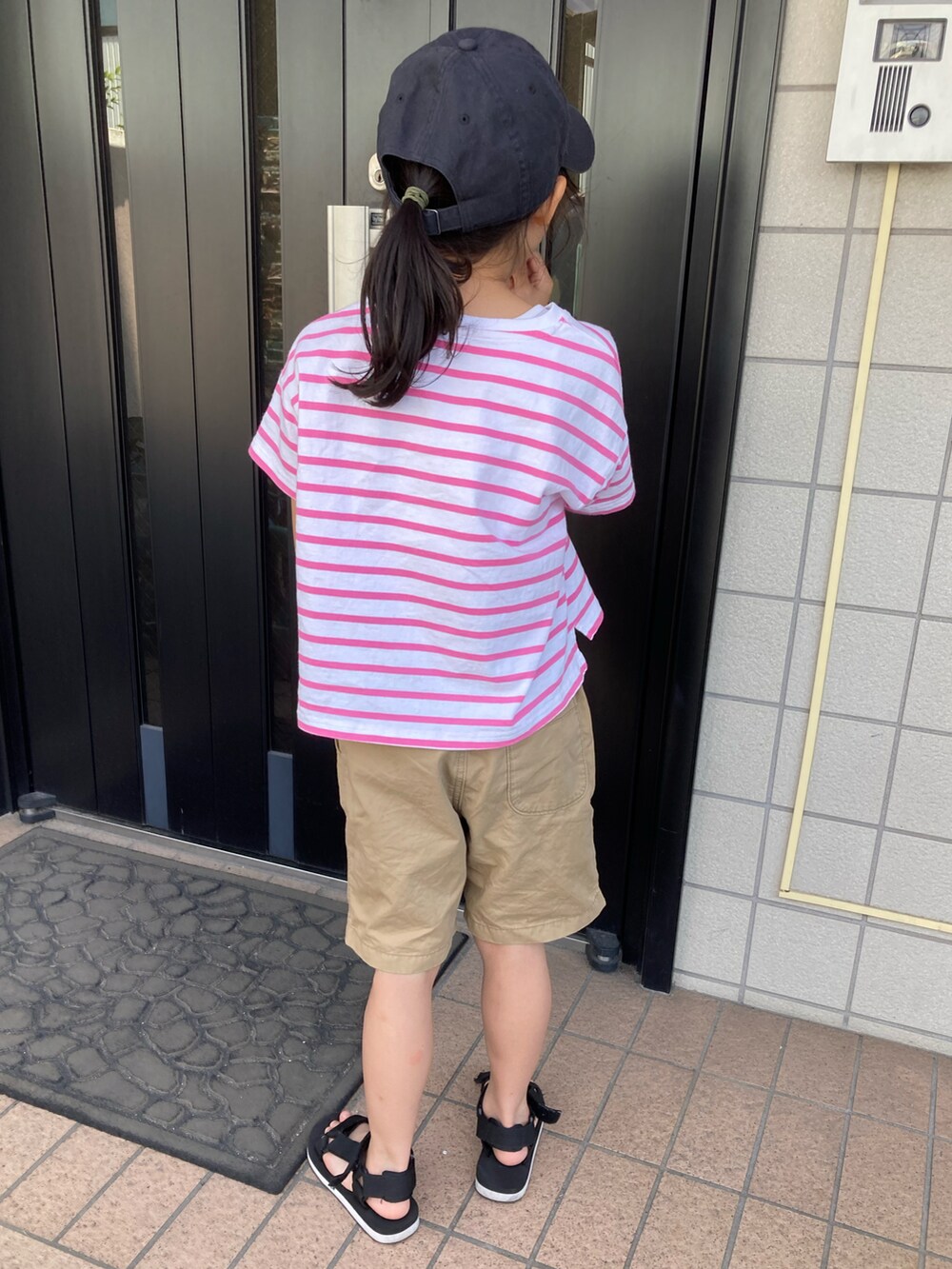 ピンク系のTシャツ/カットソー、ベージュ系のその他パンツ、ブラック系のサンダルを着用したキッズの夏コーディネートの5枚目の写真