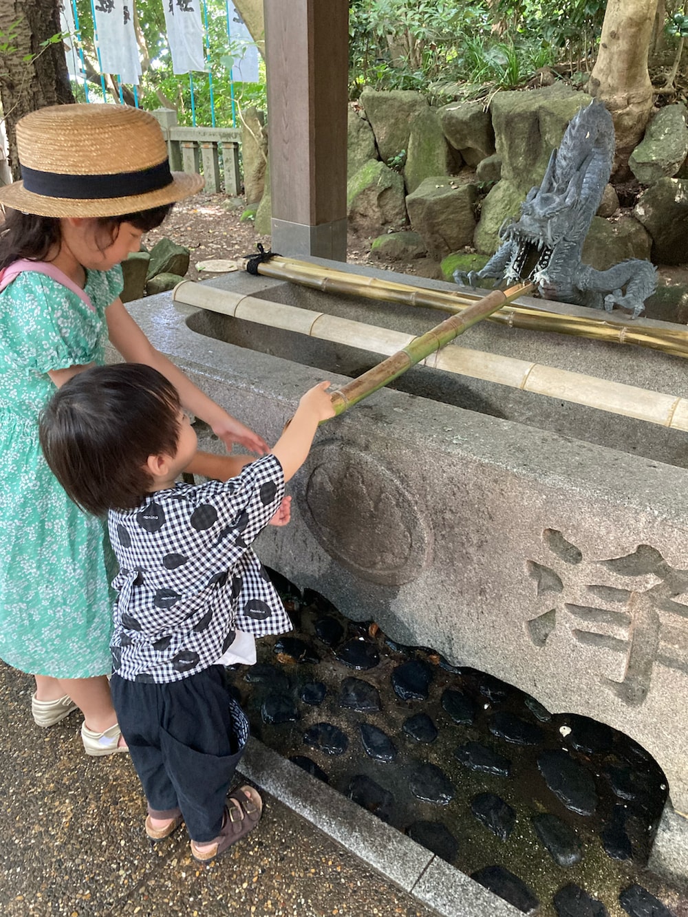 ブラック系のシャツ/ブラウス、ブラック系のパンツ、ブラウン系のサンダルを着用したキッズの夏コーディネートの3枚目の写真