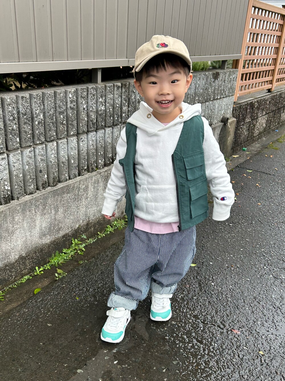 ピンク系のTシャツ/カットソー、ホワイト系のパーカー、グリーン系のベストを着用したキッズの春コーディネートの2枚目の写真