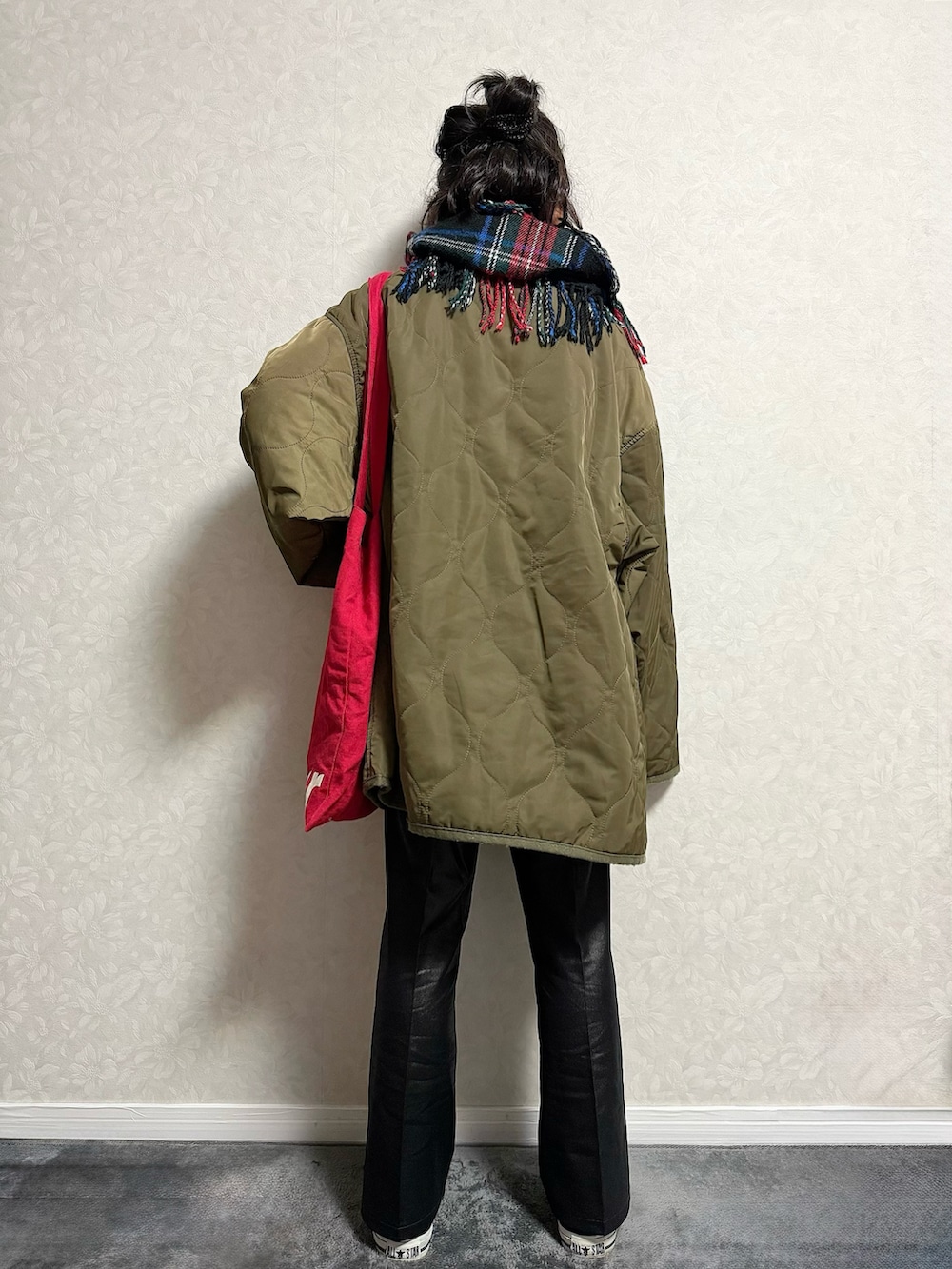 レッド系のTシャツ/カットソー、ブラウン系のノーカラージャケット、ブラック系のその他パンツを着用したキッズの冬コーディネートの2枚目の写真