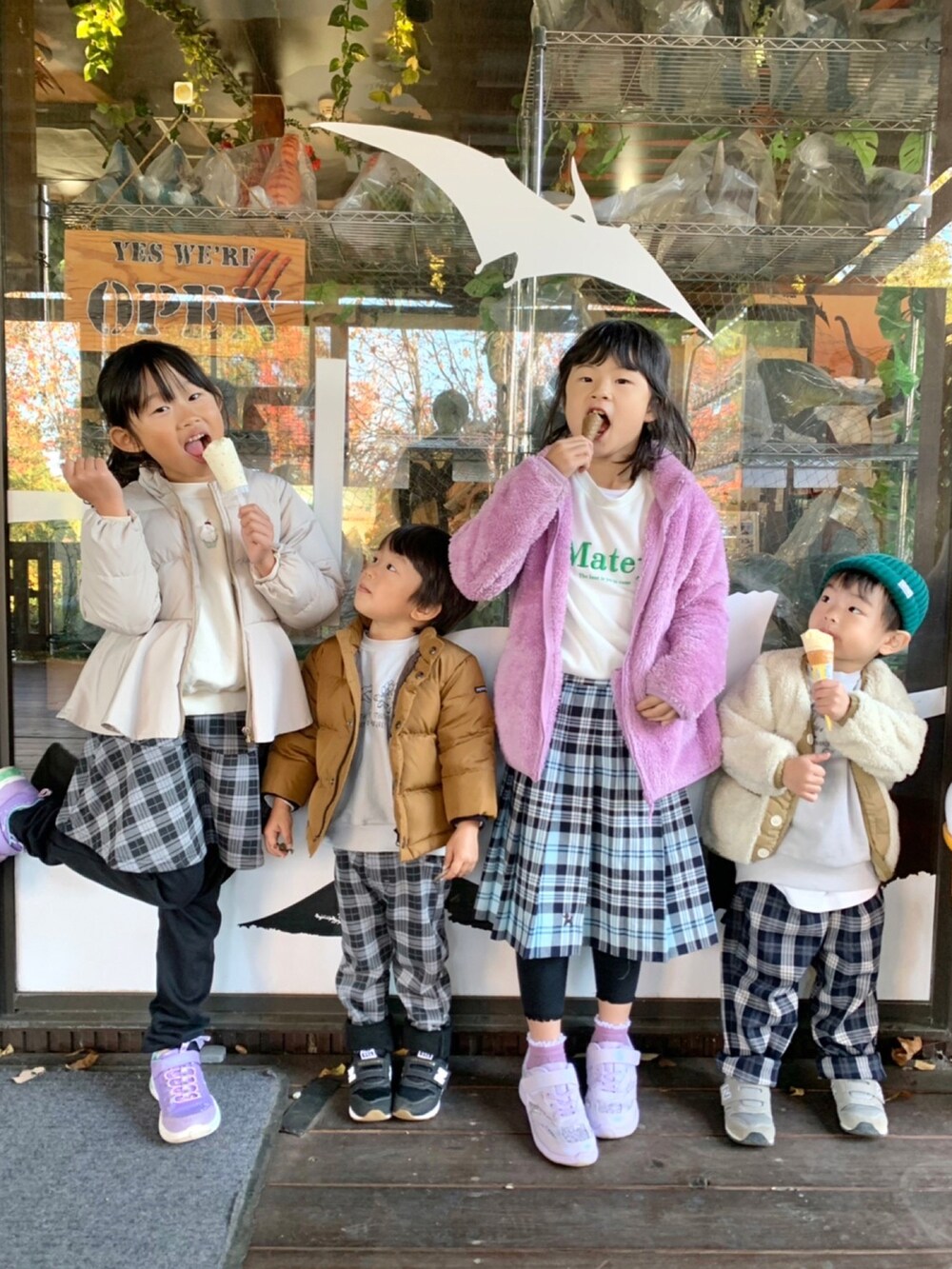 グレー系のスウェット、ブルー系のその他パンツ、グレー系のスニーカーを着用したキッズの冬コーディネートの3枚目の写真