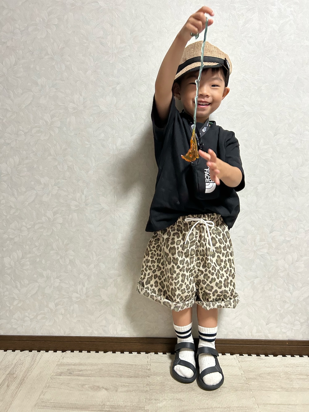 その他のTシャツ/カットソー、ベージュ系のその他パンツ、ブラック系のサンダルを着用したキッズの夏コーディネートの4枚目の写真