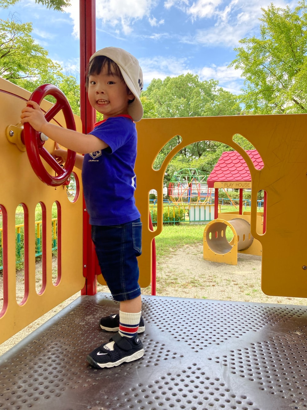 ブルー系のTシャツ/カットソー、ブルー系のデニムパンツ、ブラック系のスニーカーを着用したキッズの夏コーディネートの2枚目の写真