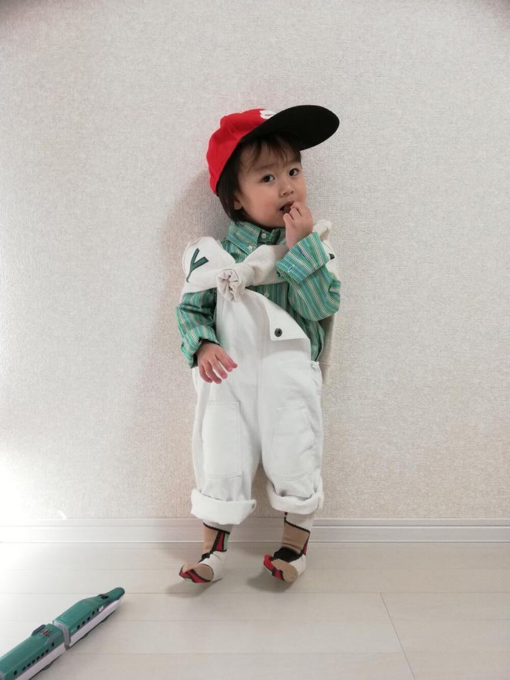 ブルー系のシャツ/ブラウス、ベージュ系のスウェット、ホワイト系のサロペット/オーバーオールを着用したキッズの春コーディネートの3枚目の写真