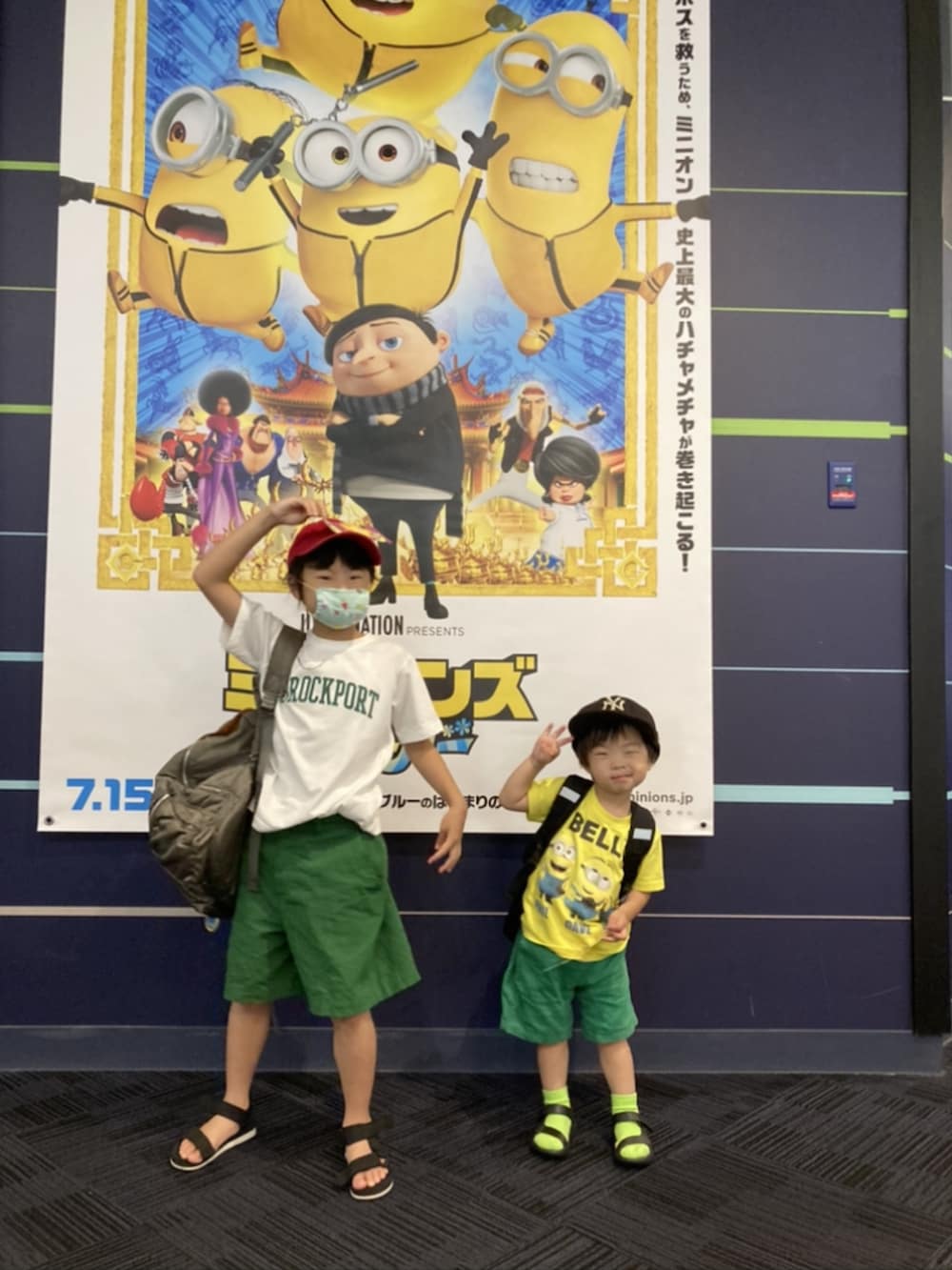 ブラック系のバックパック/リュック、グレー系のバックパック/リュック、グリーン系のスラックスを着用したキッズの夏コーディネートの4枚目の写真