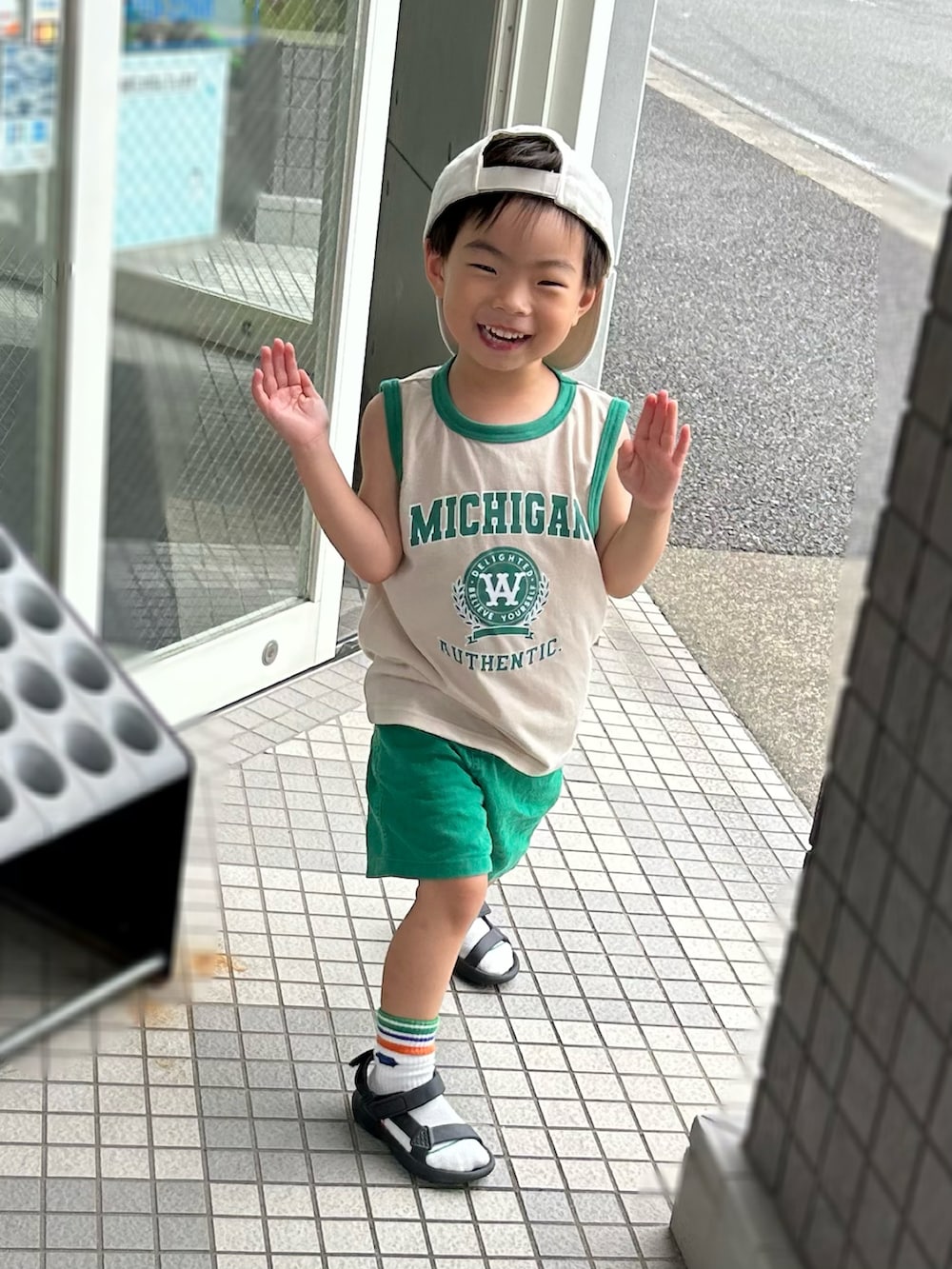 ベージュ系のタンクトップ、ブラック系のシャツ/ブラウス、グリーン系のその他パンツを着用したキッズの夏コーディネートの2枚目の写真