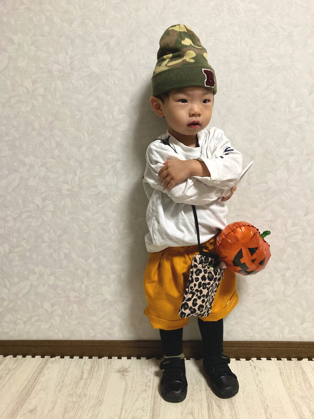 ホワイト系のTシャツ/カットソー、ブルー系のTシャツ/カットソー、イエロー系のその他パンツを着用したキッズの秋コーディネートの3枚目の写真