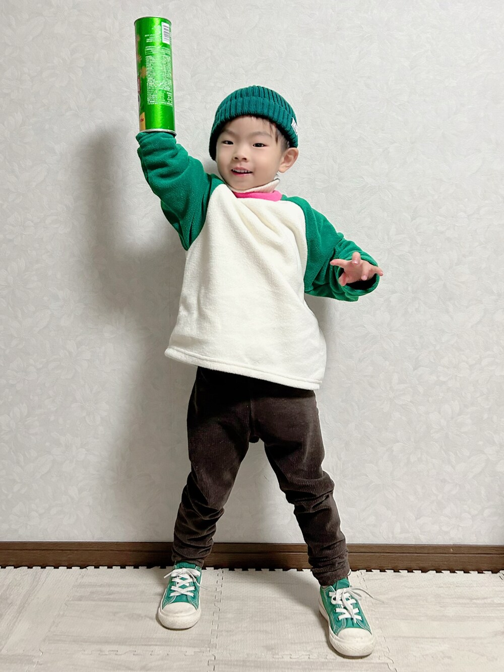 その他のTシャツ/カットソー、ホワイト系のニット/セーター、グリーン系のスニーカーを着用したキッズの冬コーディネートの3枚目の写真