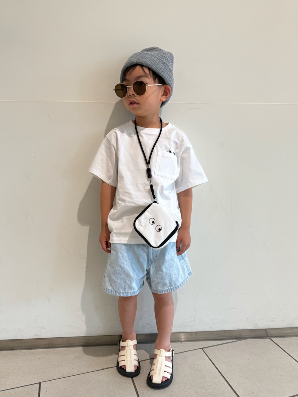 「やっぱり帽子が好き、Tシャツ、白Tシャツ、デニム、ハーフパンツ、ショートパンツ、サンダル、サングラス、ニット帽、カジュアルコーデ、夏コーデ、グルカサンダル、ショルダーバッグ、雨の日コーデ、お出かけコーデ」｜「UNIQLOのミニスクエアポーチ 990円（ポーチ、ホワイト系）」を使った、lenlen23さん（キッズ・110cm）の春コーディネートの4枚目の写真