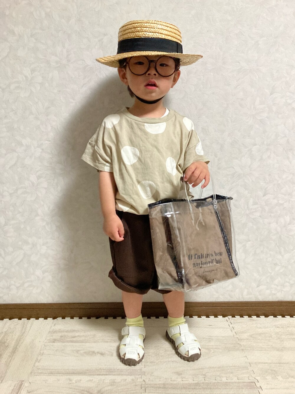 ホワイト系のタンクトップ、ベージュ系のTシャツ/カットソー、ブラウン系のパンツを着用したキッズの春コーディネートの4枚目の写真