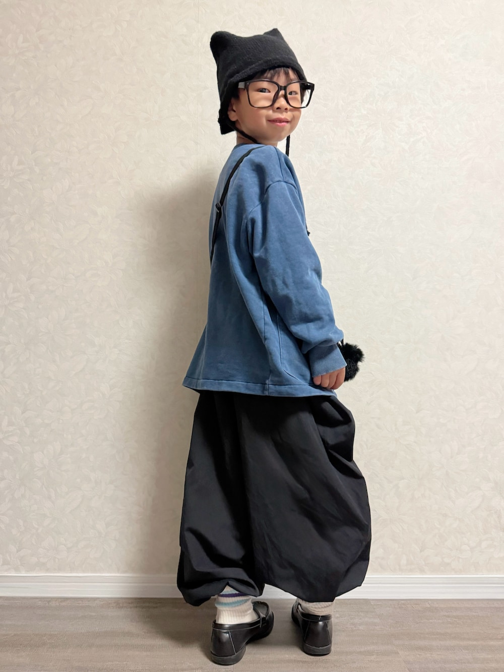 ブラック系のローファー、ブルー系のTシャツ/カットソー、ブルー系のカーディガン/ボレロを着用したキッズの秋コーディネートの2枚目の写真