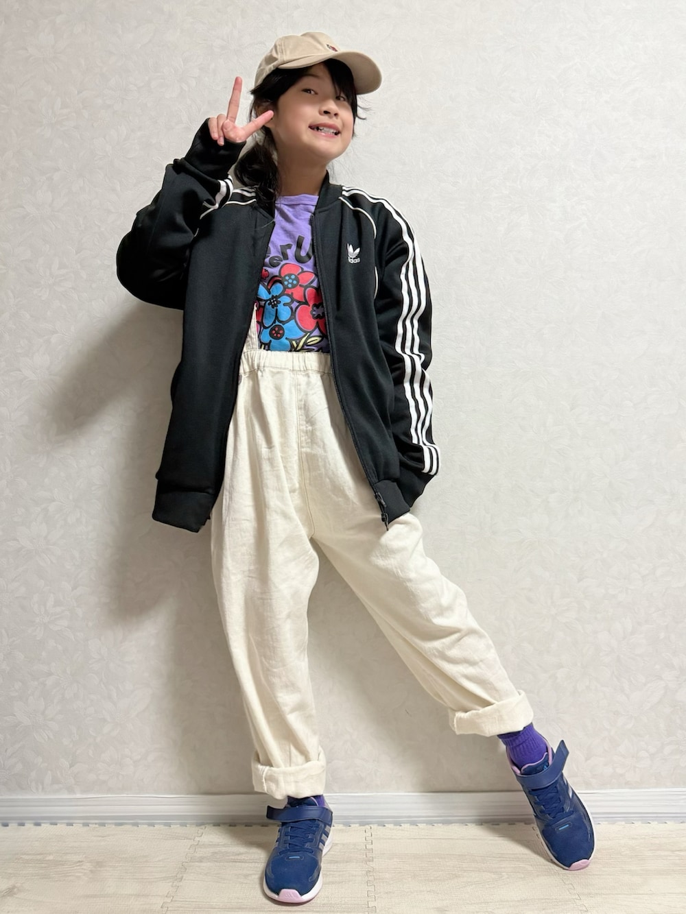 ブラック系のブルゾン、パープル系のTシャツ/カットソー、ホワイト系のサロペット/オーバーオールを着用したキッズの春コーディネートの5枚目の写真