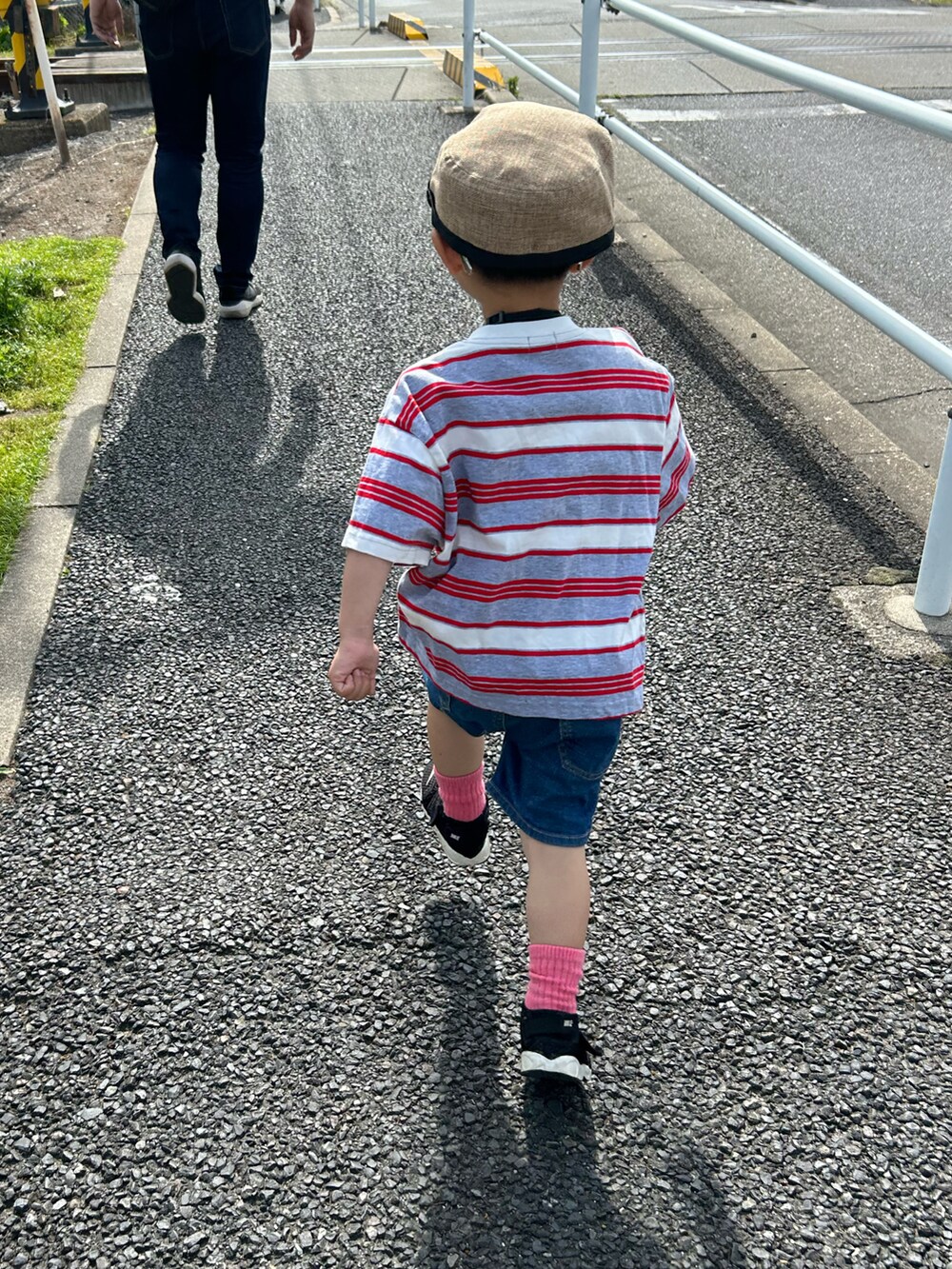 グレー系のTシャツ/カットソー、ブルー系のデニムパンツ、ブラック系のスニーカーを着用したキッズの春コーディネートの3枚目の写真