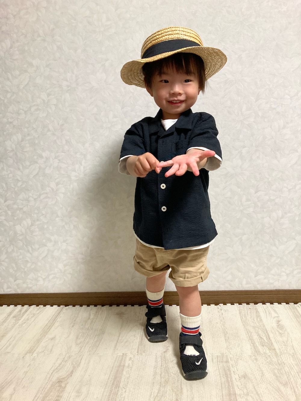 「お誕生日おめでとう！、ZOZOKIDSDAY、休日スタイル、タックイン、エアリフト、シャツスタイル、カジュアルコーデ、春夏コーデ、カンカン帽、プチプラ、シンプルコーデ、UNIQLO、レイヤードスタイル、オープンカラーシャツ、麦わら帽子」｜「西松屋のアイテム（ハット、ベージュ系）」を使った、lenlen23さん（キッズ・120cm）の春コーディネートの5枚目の写真